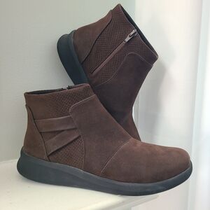 Clarks Cloudsteppers Ankle Boots Womens Size 7.5 NEW